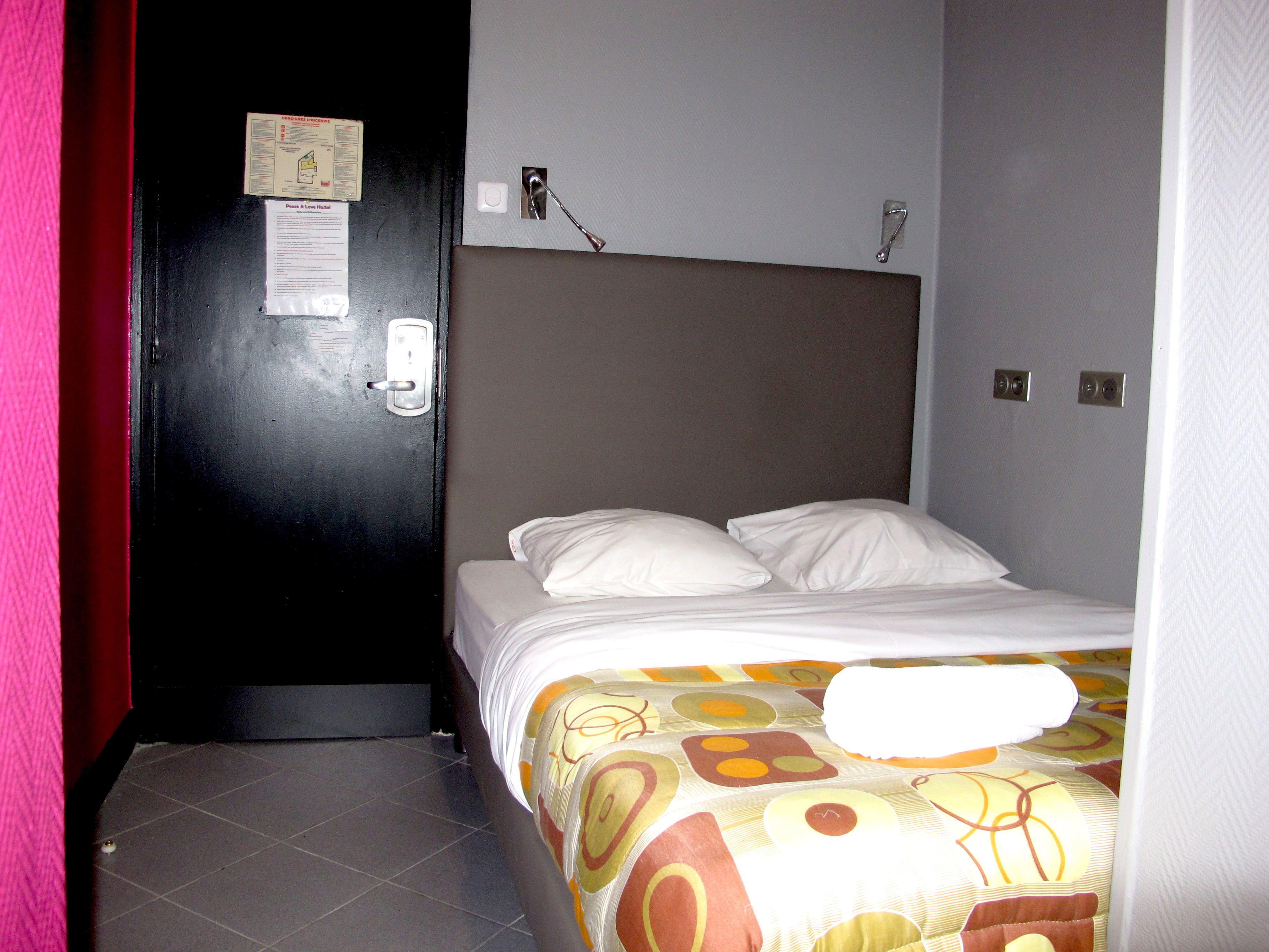 Hostel Peace & Paris